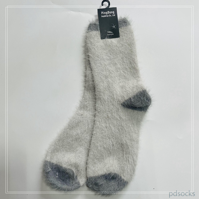 Wholesale super soft long feather yarn cosy sock with shiny threads women sock 